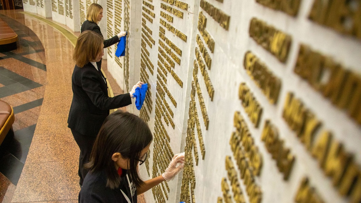 Приуроченный ко Дню героев Отечества субботник прошел в Музее Победы