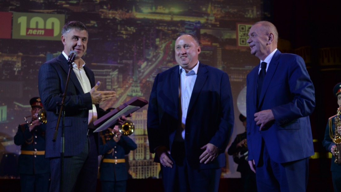 Руководитель Департамента средств массовой информации и рекламы города Москвы Иван Шубин поздравляет генерального директора АО «Редакция газеты «Вечерняя Москва» Георгия Рудницкого и главного редактора издания Александра Куприянова (слева направо) со столетием «Вечерки»