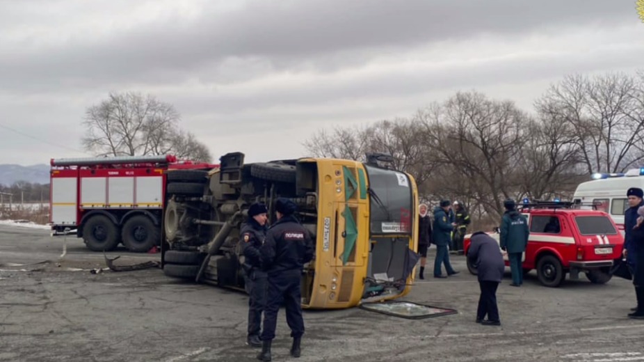 Перевозивший двадцать детей школьный автобус перевернулся в Приморье