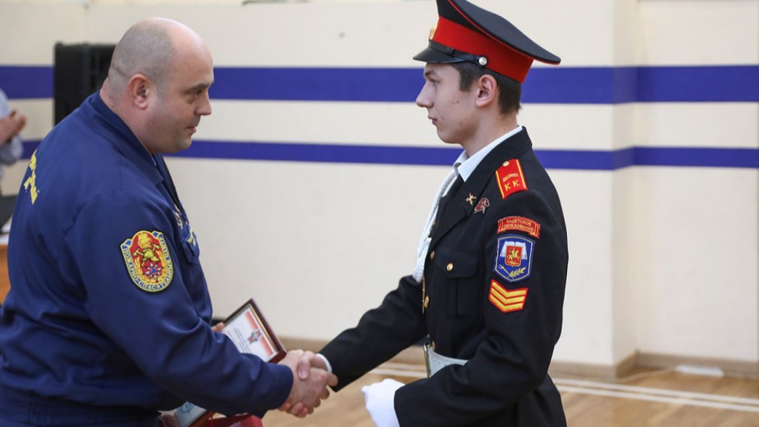 Ученик кадетского класса получил грамоту от столичных пожарных