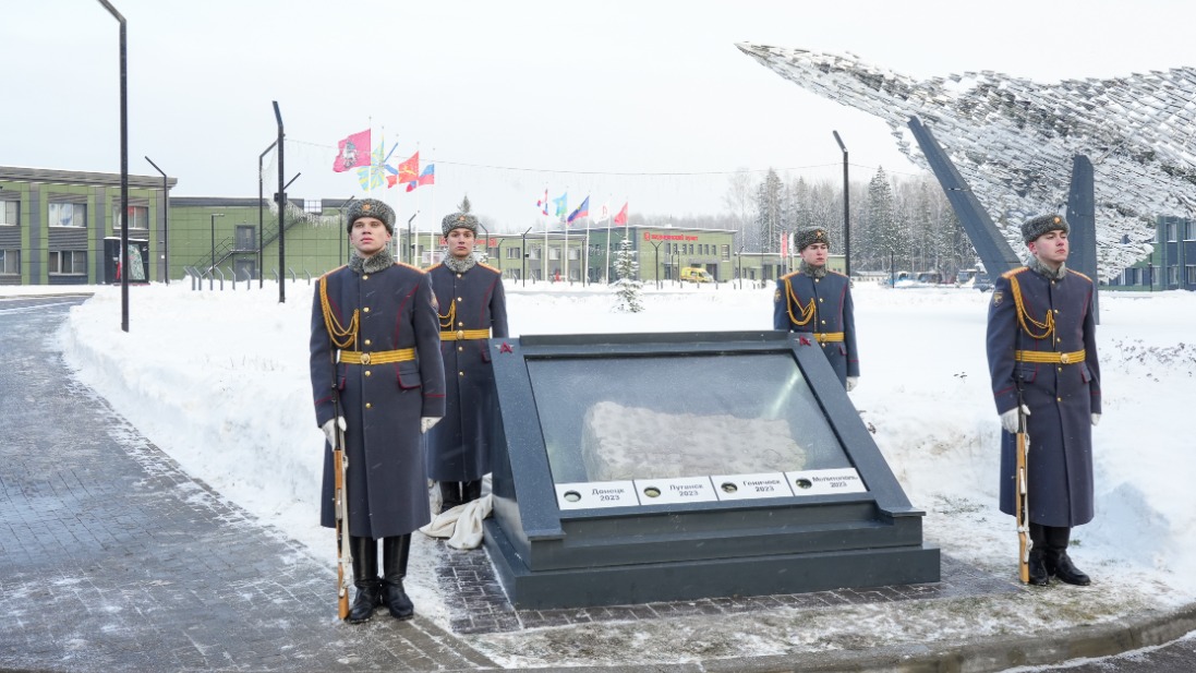 Памятный знак — символ борьбы России с неонацизмом открыли в центре «Авангард»
