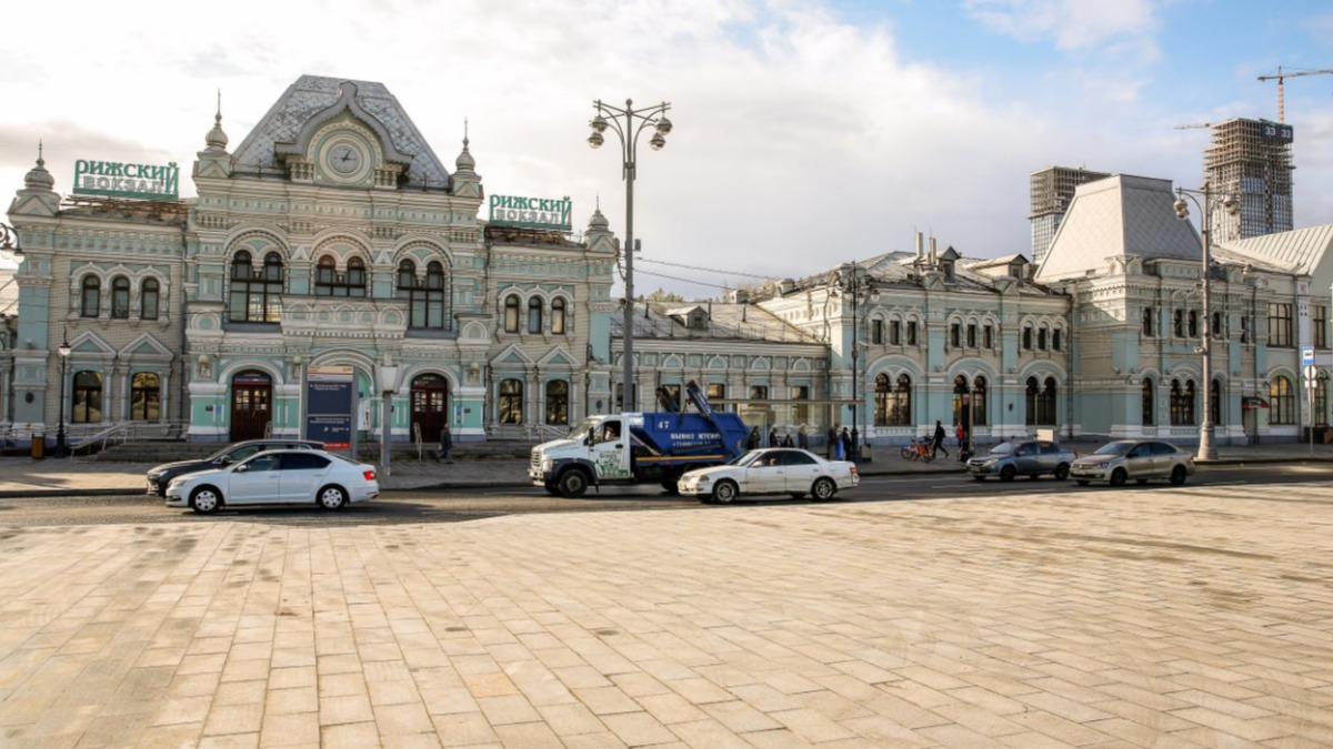 Специалисты благоустроили территорию возле городского вокзала «Рижская»