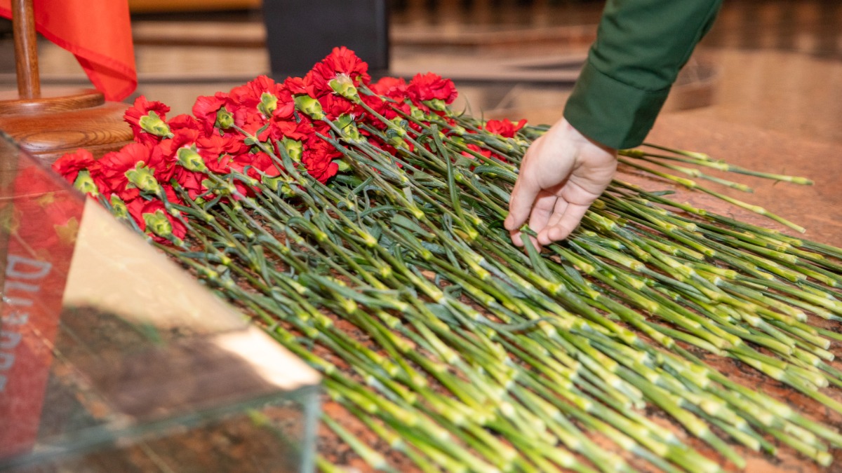 Более 3 тысяч человек возложили цветы в Музее Победы в честь Дня героев Отечества