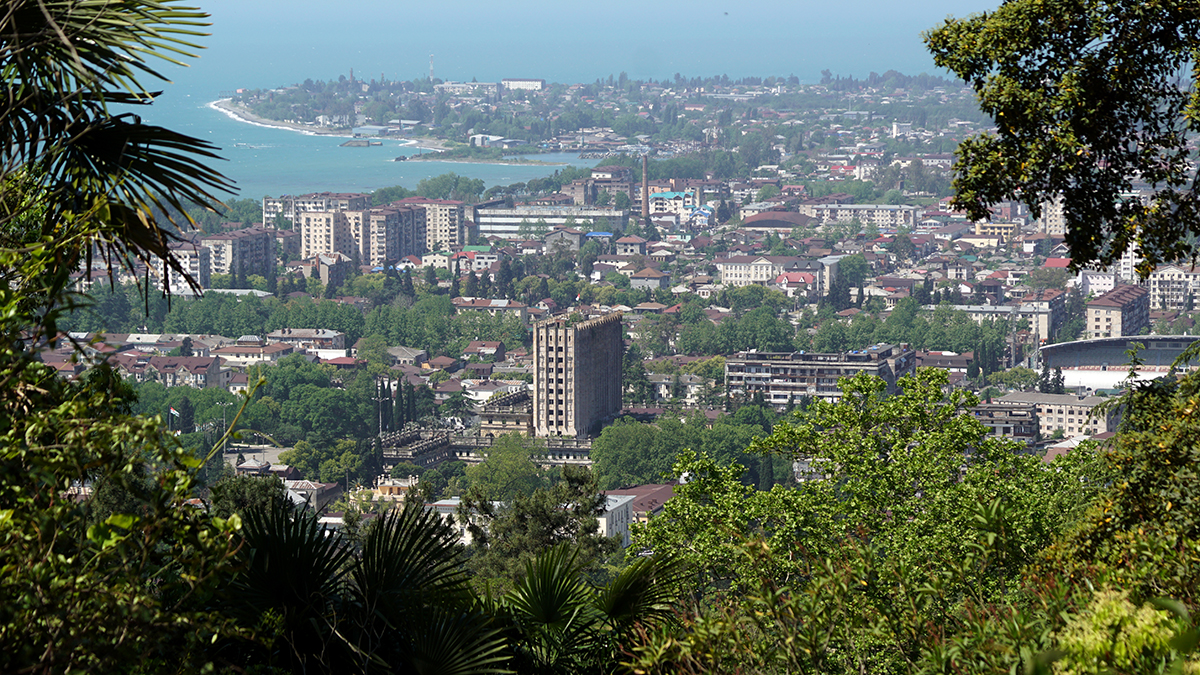«Народ любит Россию»: жители Сухума рассказали о жизни города во время протестов