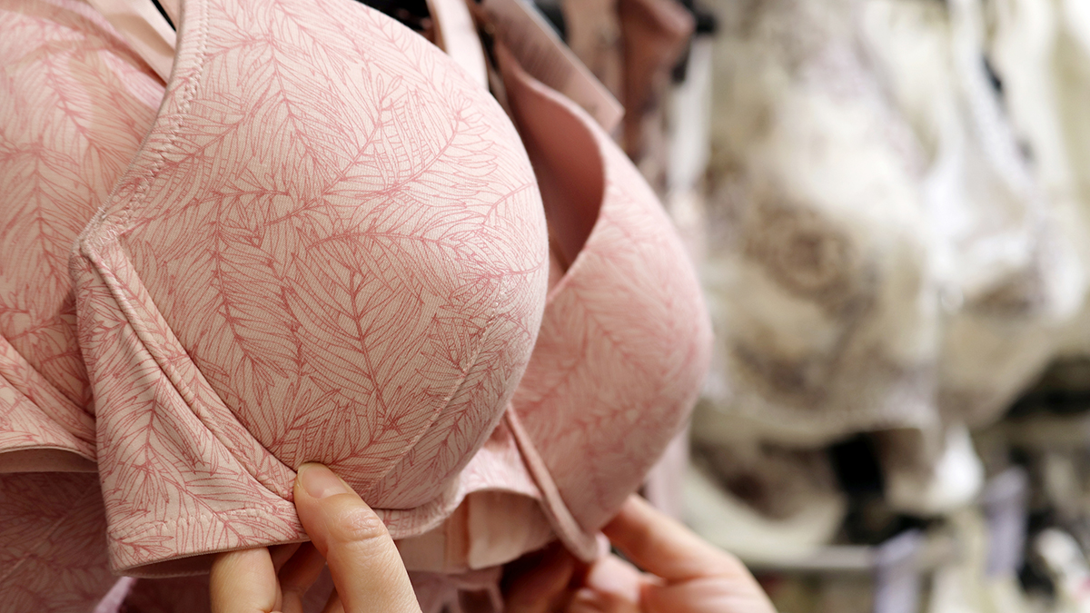 Россиянок предупредили о тяжелых болезнях, провоцируемых тесным бюстгальтером