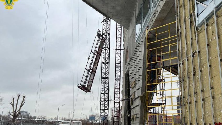 Двое рабочих упали из люльки на стройке на севере Москвы