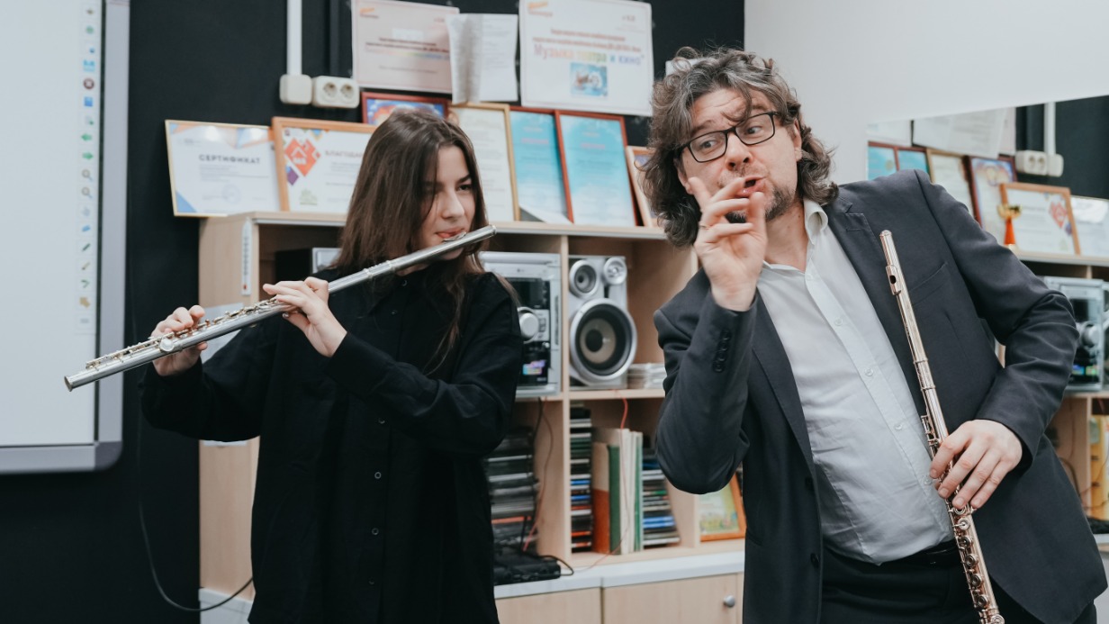 Педагог Николай Попов проводит мастер-класс по игре на флейте