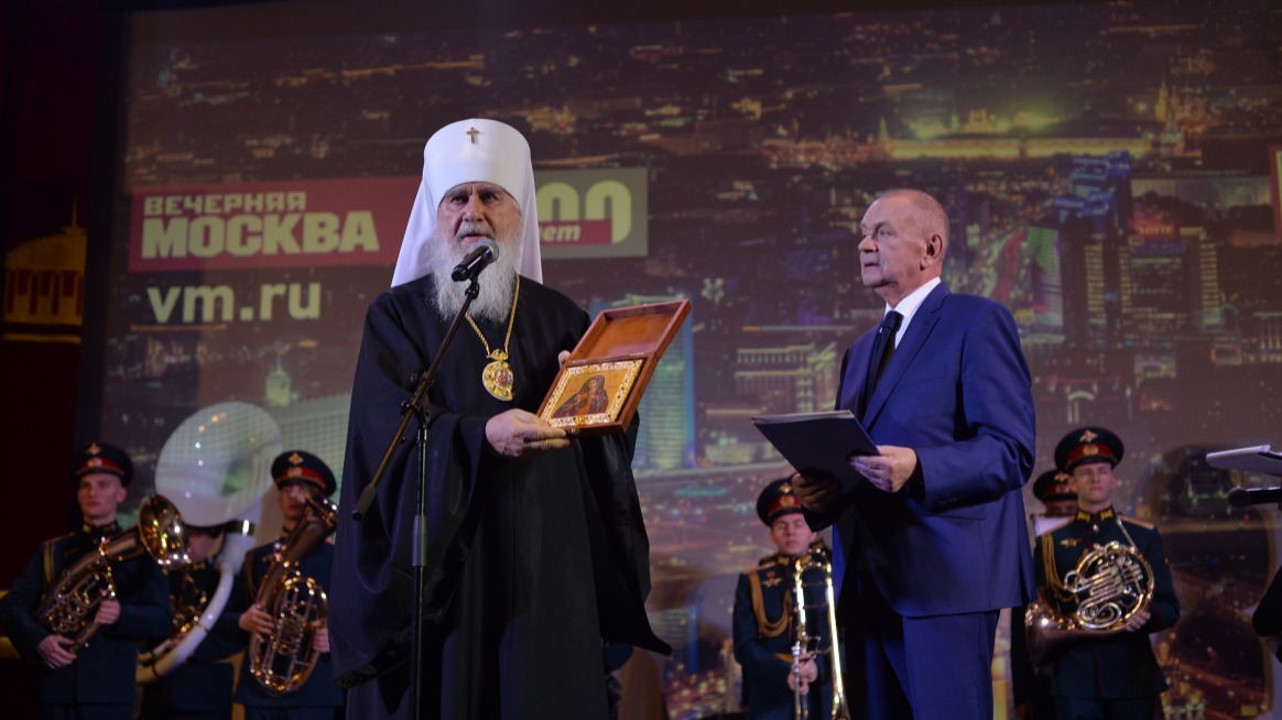 Митрополит Калужский и Боровский Климент (слева) передал главному редактору «Вечерки» Александру Куприянову Калужскую икону Божией Матери. 