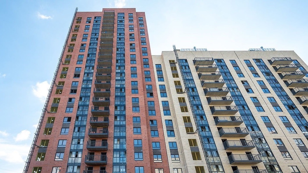 Новостройку с трехцветным фасадом ввели в эксплуатацию на Щелковском шоссе