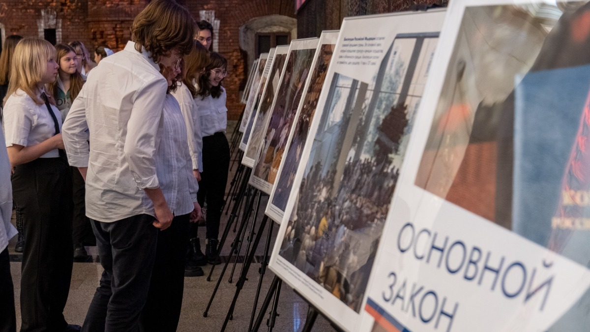 Печатные экземпляры Конституции РФ подарил своим гостям Музей Победы