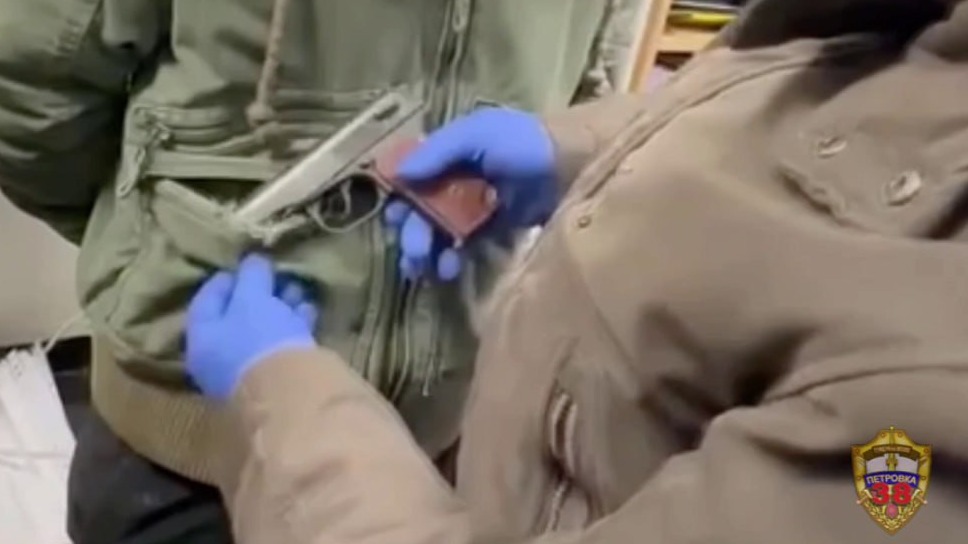 Столичного водителя задержали с пистолетом, переделанным в боевой