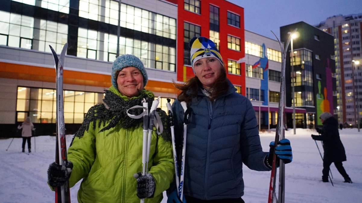 Слева направо: участница «Московского долголетия» Ирина Борисова вышла на тренировку по ходьбе на лыжах под руководством тренера Анны Гусевой. Зимние виды спорта привлекают участников проекта возможностью заниматься на свежем воздухе и поддерживать хорошую физическую форму