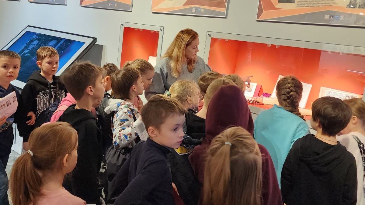 Столичные школьники приняли участие в квесте по новой выставке Музея Победы