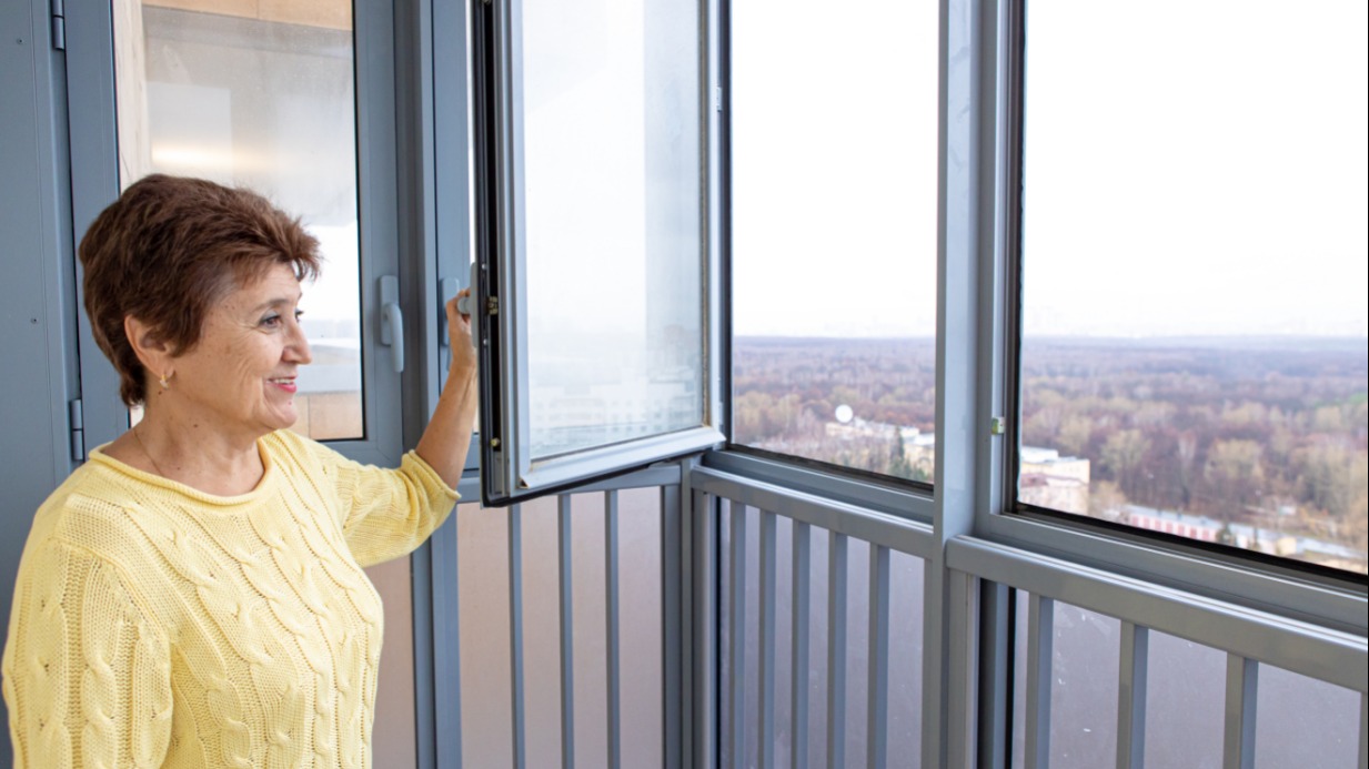 Москвичка Антонина Мельникова осматривает новую квартиру, построенную для нее с семьей по программе реновации на Свободном проспекте 