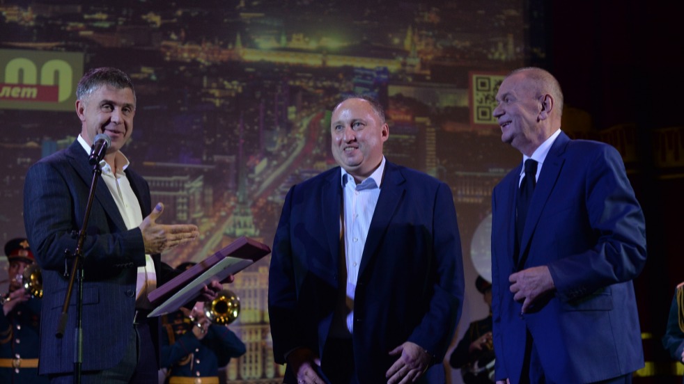 Руководитель Департамента средств массовой информации и рекламы города Москвы Иван Шубин (слева) поздравляет генерального директора АО «Редакция газеты «Вечерняя Москва» Георгия Рудницкого (в центре) и главного редактора издания Александра Куприянова со столетием «Вечерки» 