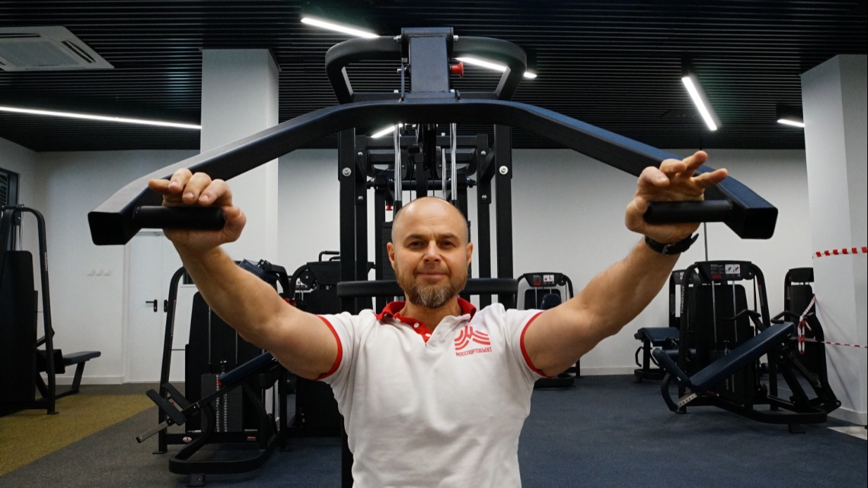 ноября. Инструктор по спорту Роман Нефедов в тренажерном зале Дворца спорта «Некрасовка» 