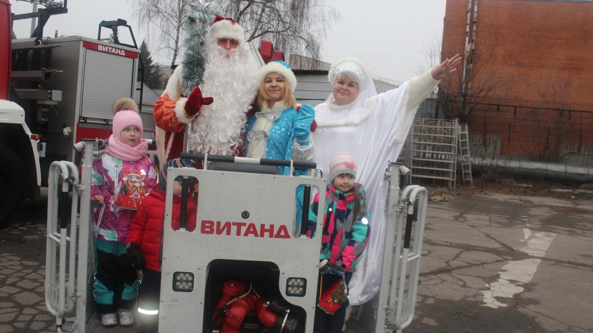 Дед Мороз специального назначения: как сотрудники ведомств поздравили детей с Новым годом