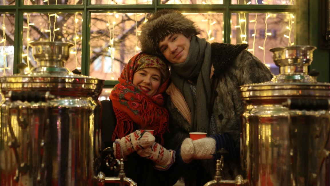 Ирина Аленчикова и Сергей Пашура пьют чай из самовара