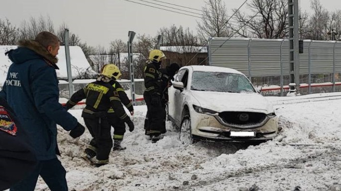 Автомобиль столкнулся с поездом в Красногорске