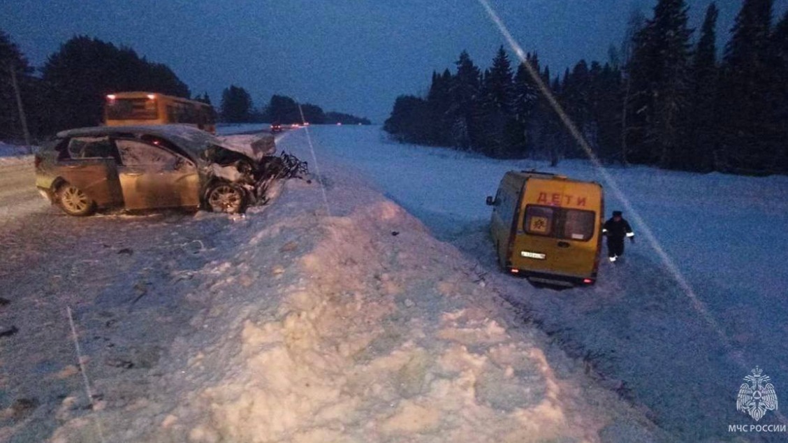 Микроавтобус с детьми столкнулся с легковушкой в Удмуртии