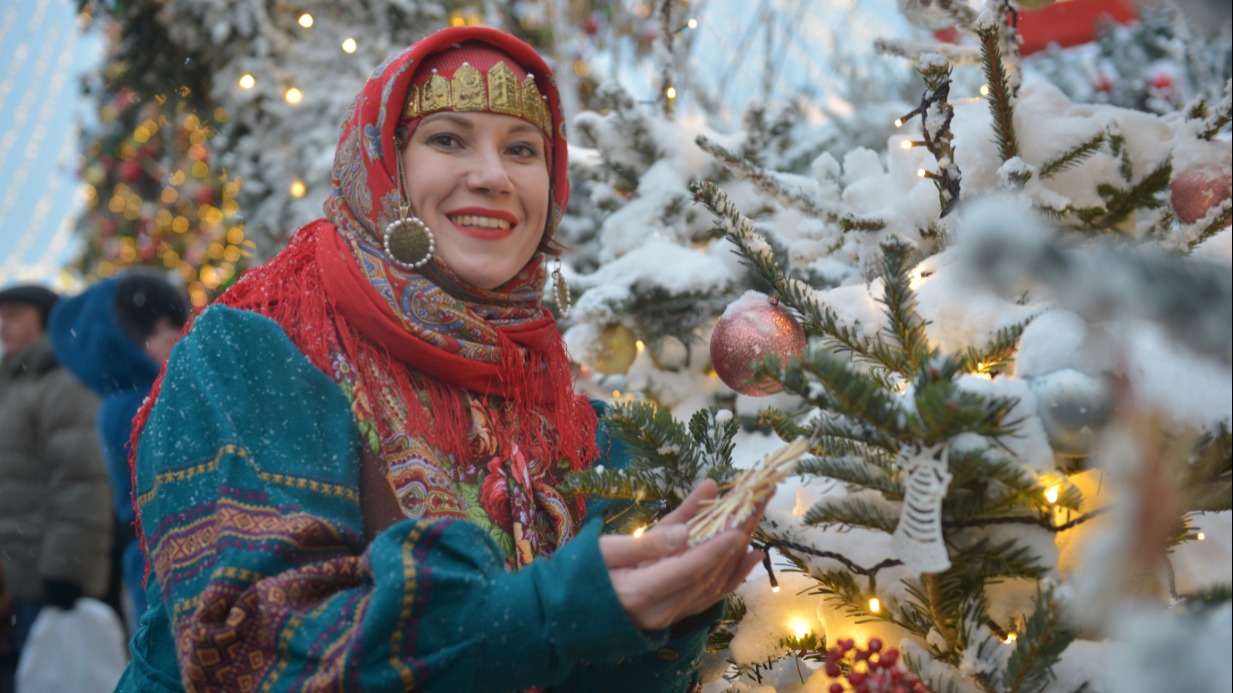 Реконструктор Ирина Ворожцова принимает участие в фестивале «Путешествие в Рождество». Главный зимний праздник посвятили московским традициям. В частности, на Манежной площади решили воссоздать купеческую Москву, знакомую по историческим хроникам и картинам русских художников