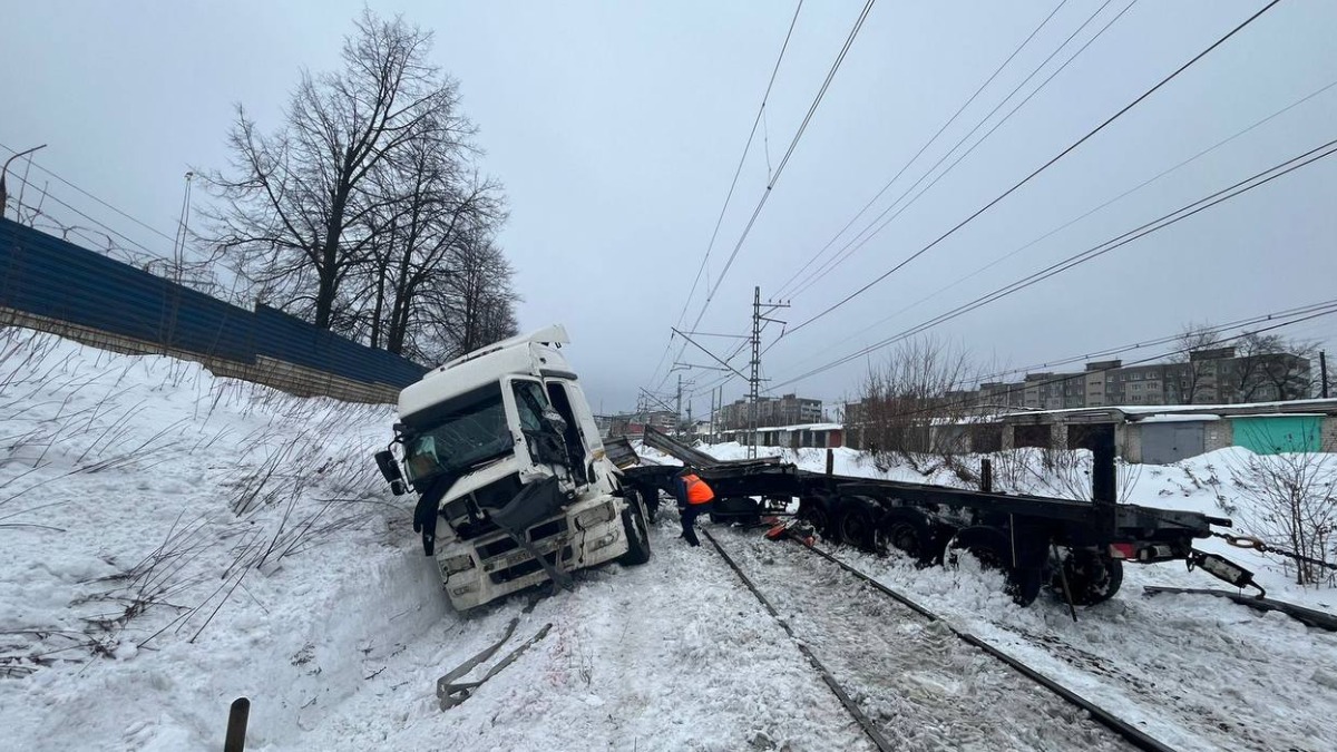 Поезд столкнулся с грузовиком в подмосковном Домодедове. Видео