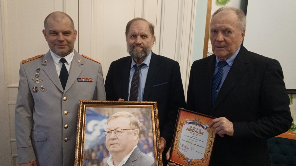 Начальник Студии писателей МВД Дмитрий Жуков и лауреаты конкурса «Доброе слово» Валерий Плахотный и чемпион Европы по футболу Олег Иванов (слева направо)