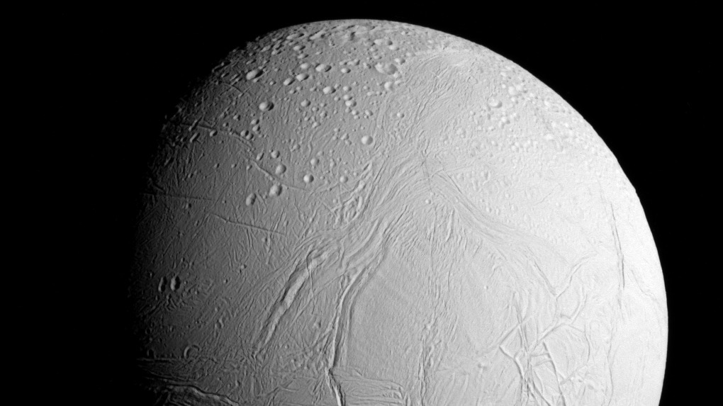 Поверхность спутника Сатурна Энцелада может скрывать захороненную органику