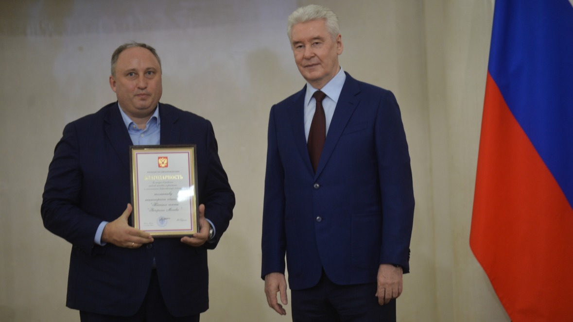 Мэр Москвы Сергей Собянин (справа) вручил гендиректору АО «Редакция газеты «Вечерняя Москва» Георгию Рудницкому благодарность президента России коллективу издания