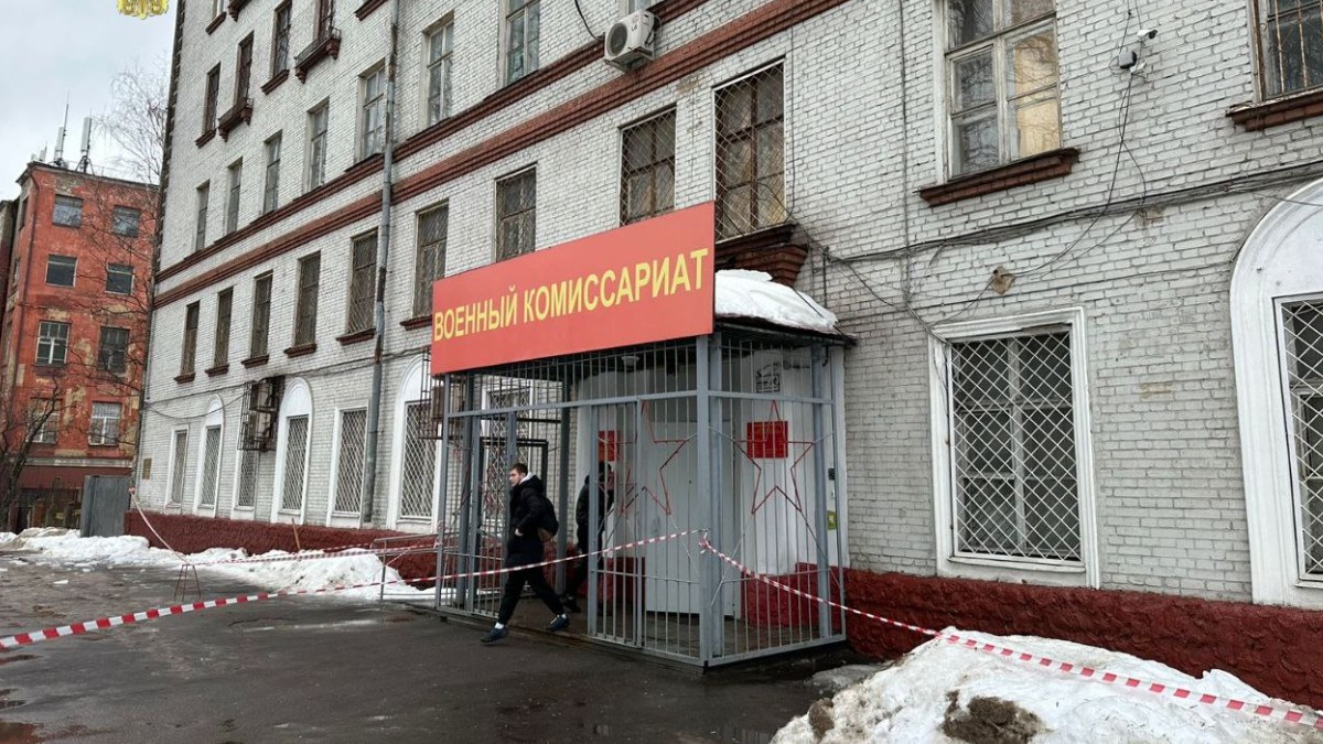 СК организовал проверку по факту падения льда с крыши военкомата в Люберцах