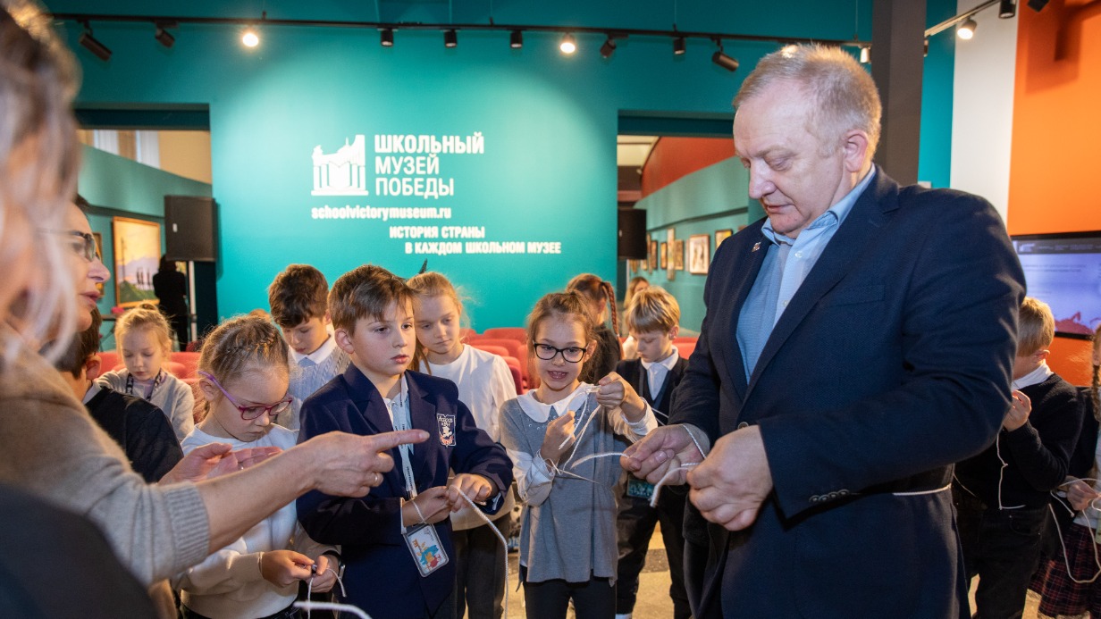 Третьеклассников научили вязать морские узлы в Музее Победы