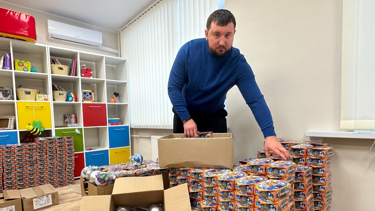 Директор ГБУ Центр досуга «Личность» Дмитрий Хлестов во время сбора и погрузки новогодних подарков, собранных для детей Донбасса жителями Южного административного округа столицы