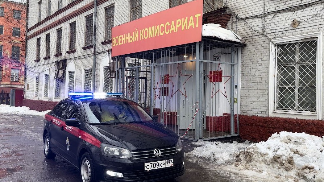 Уголовное дело возбудили после смерти мужчины при падении льда в Люберцах