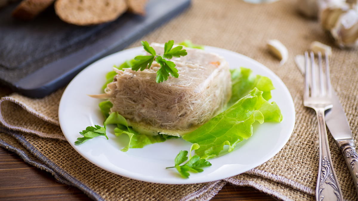 Воздействует на сосуды и кости: диетолог Соломатина назвала норму холодца в день