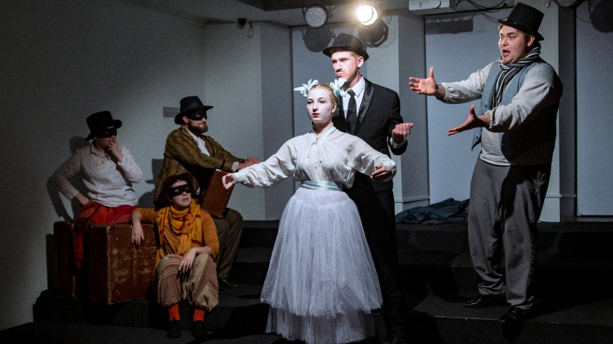 Москвичей пригласили на спектакль «По дороге в Бремен» в театре «МОСТ»