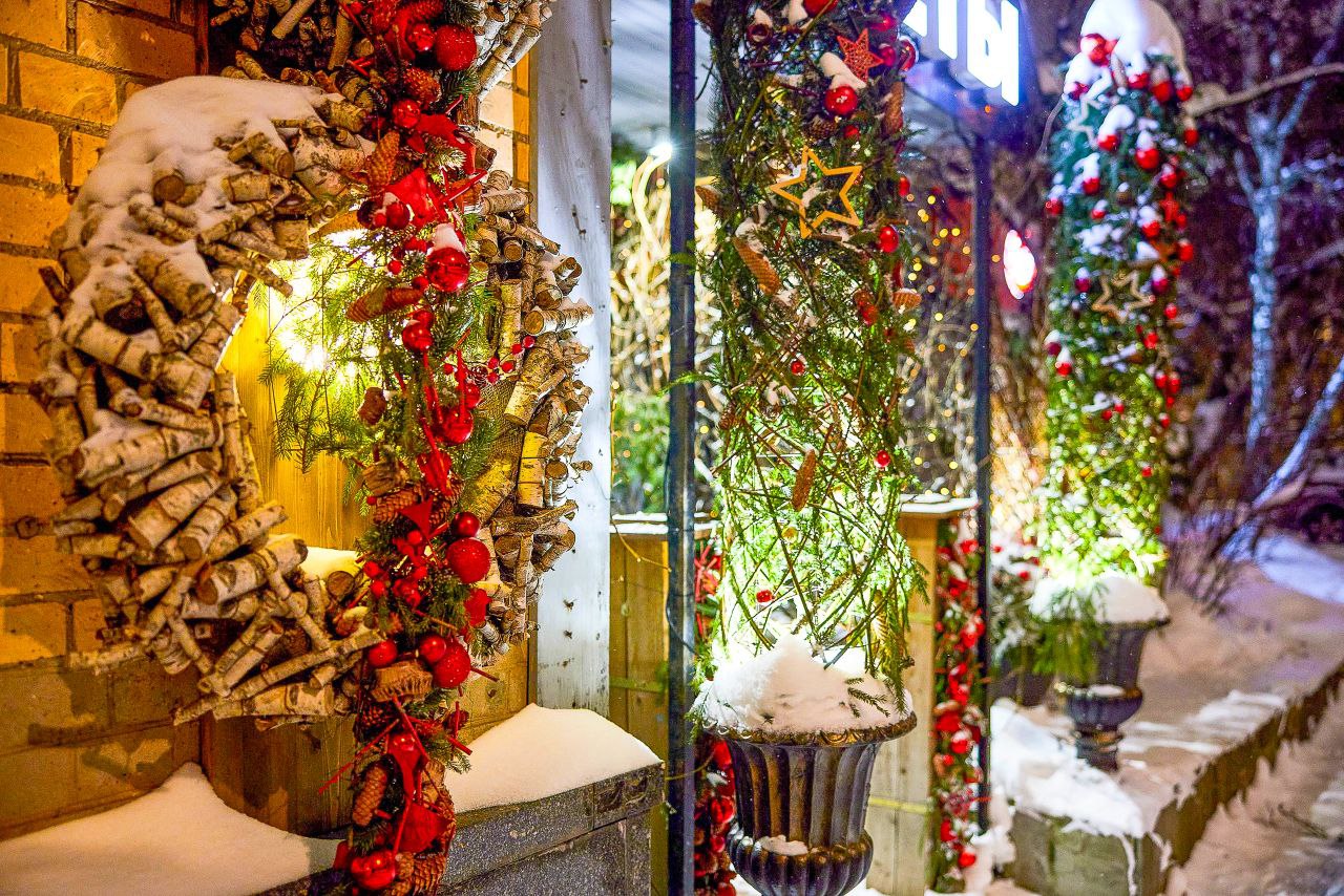 Собянин рассказал, как торговые центры, рестораны и кафе украсили к Новому году