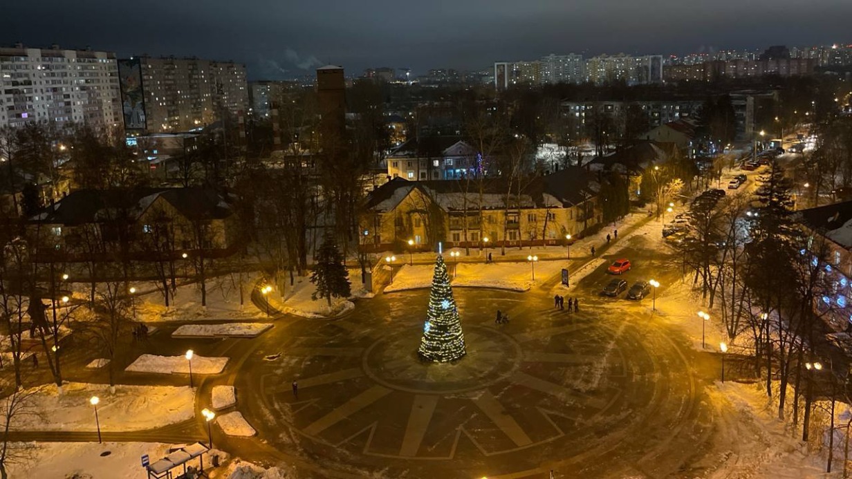 Раздражавшую жителей Железнодорожного городскую елку передвинули на место