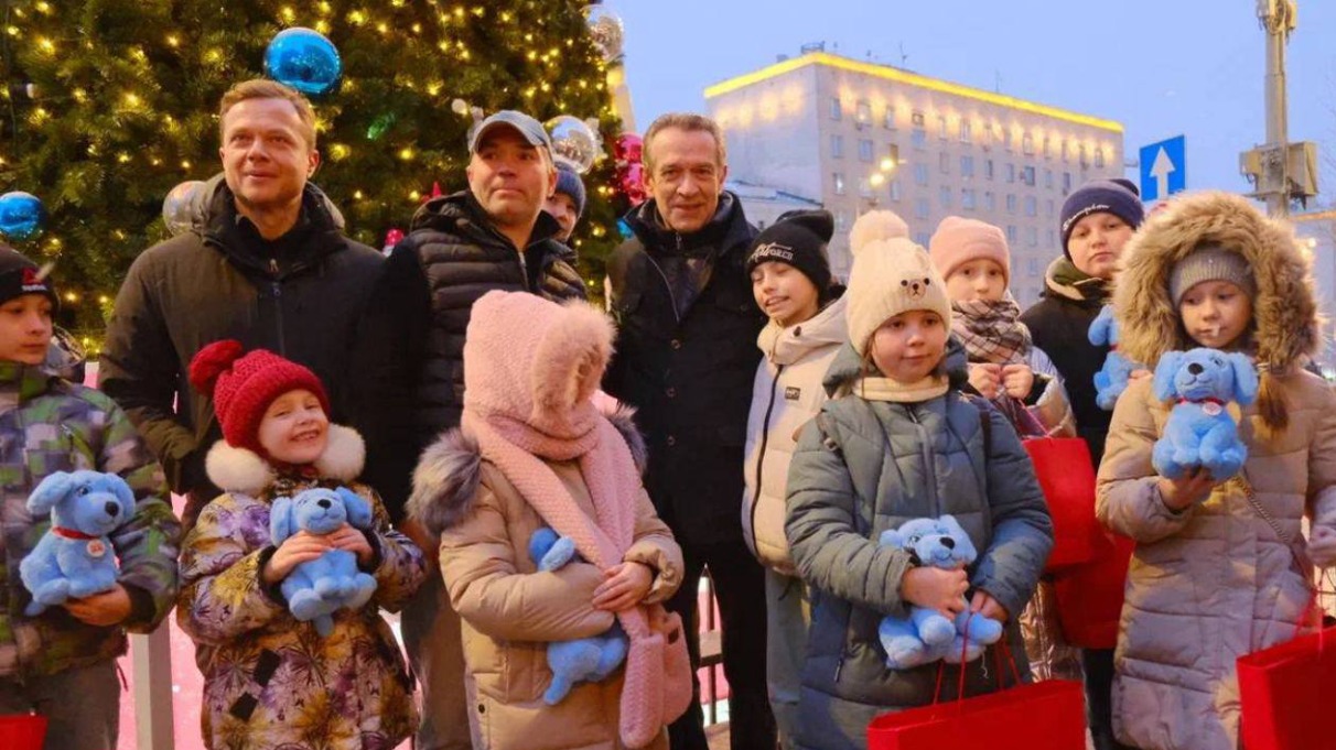 «Транспортная» елка снова открылась у Театра Олега Табакова