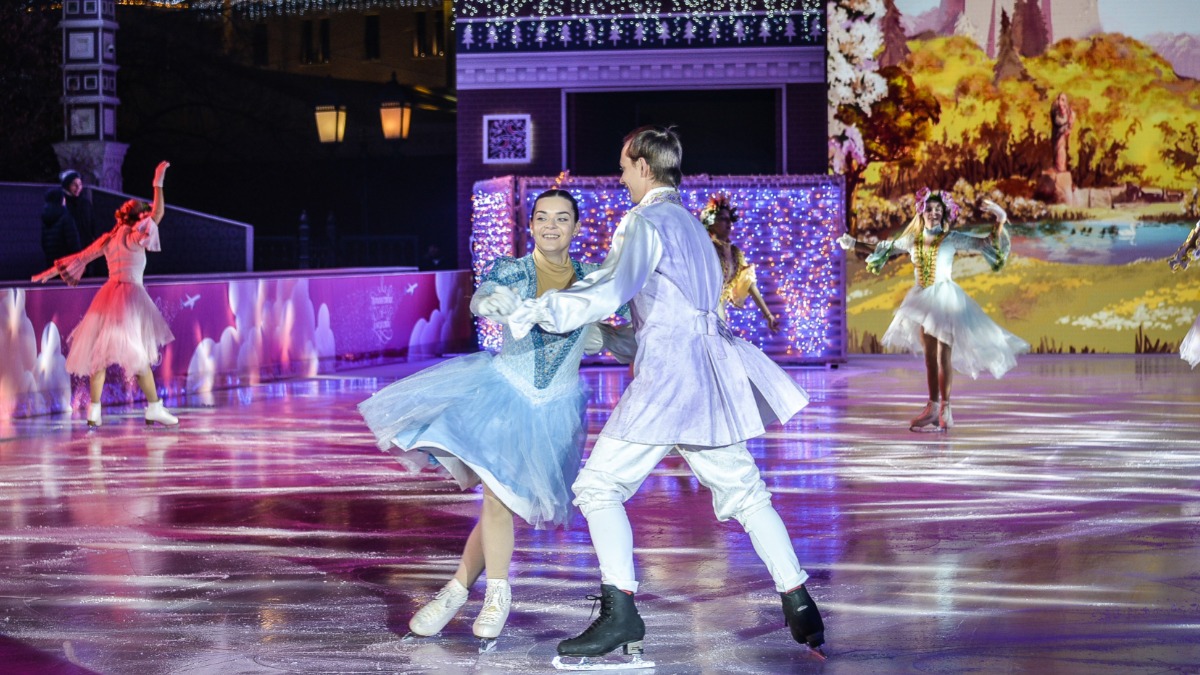 Герои любимых сказок вышли на лед