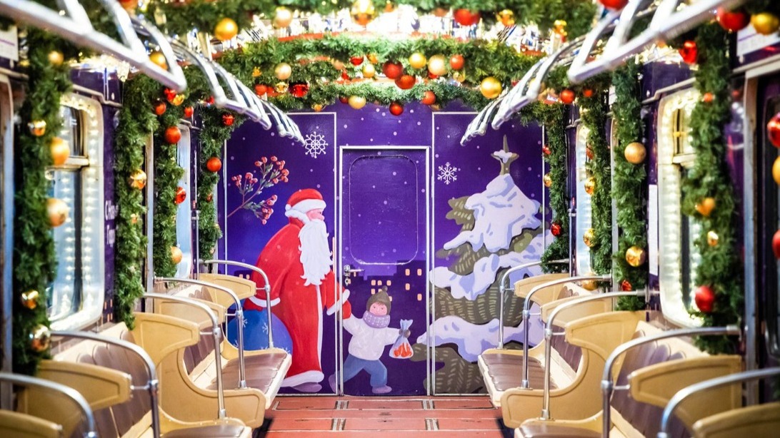 Праздничный состав Еж-3 начал курсировать на Таганско-Краснопресненской линии