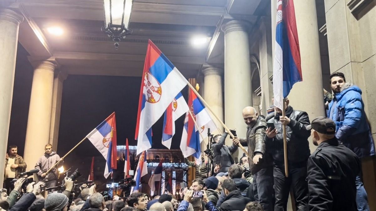 Французский политик Филиппо обвинил Запад в организации нового Майдана в Сербии