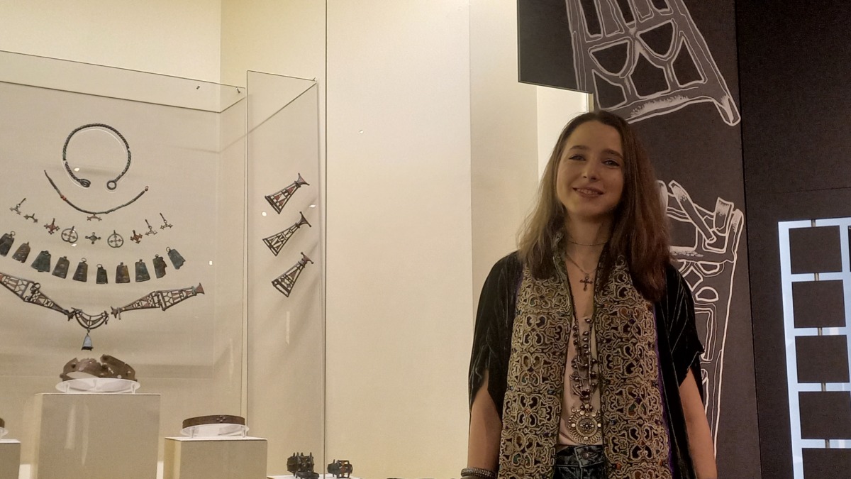 Дизайнер выставки «Клады. Сокрытая история» Екатерина Антонова показывает стенд, на котором представлены старинные украшения