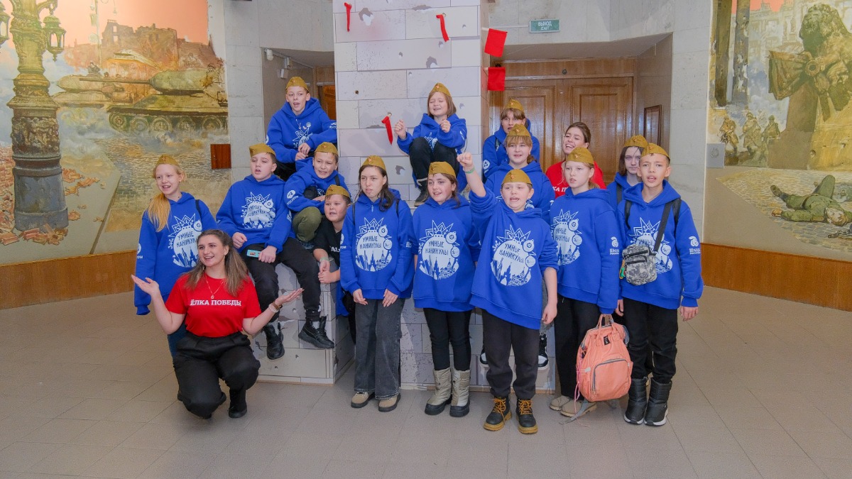 Школьники из новых регионов зажгли Звезду Героя в Музее Победы