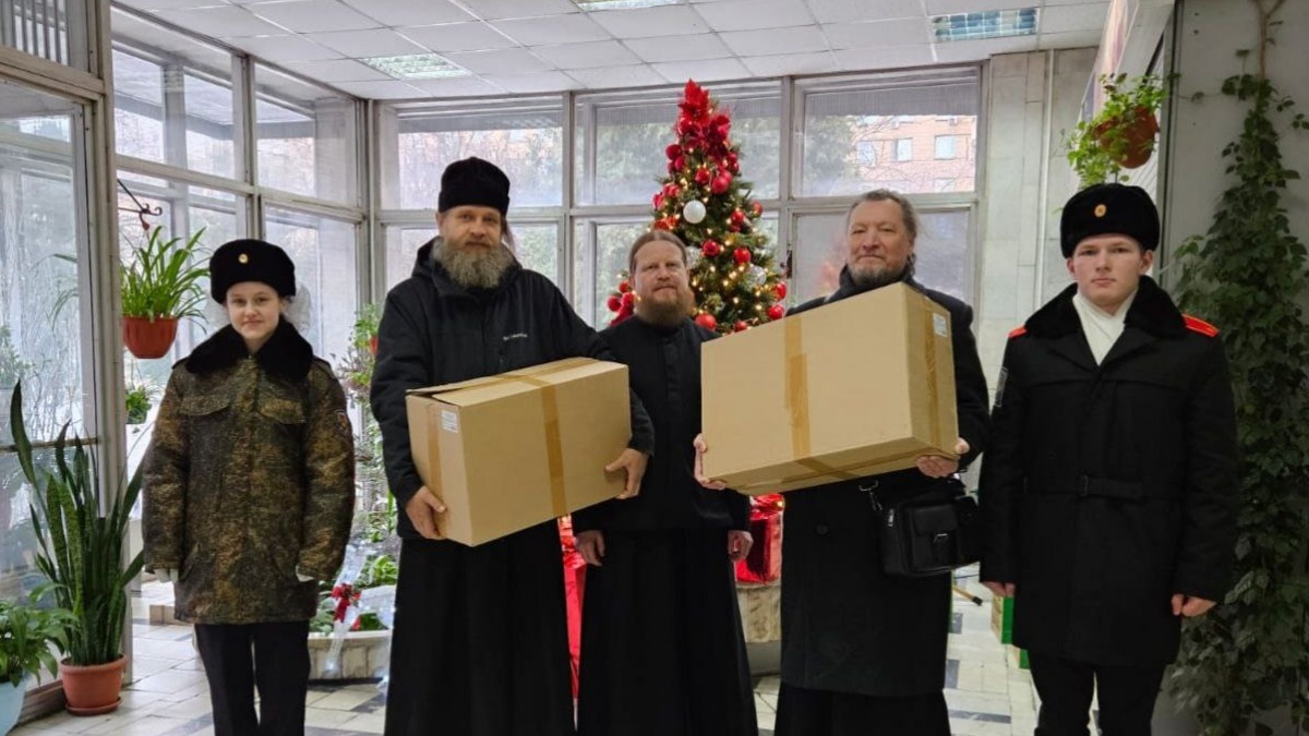 Добровольцы Социального центра святителя Тихона в Главном военном клиническом госпитале имени академика Н. Н. Бурденко доставили нашим военнослужащим новогодние подарки