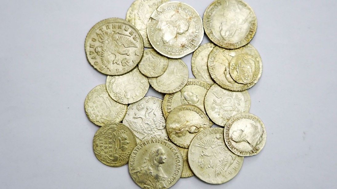 Клад серебряных монет XVIII века передадут в фонд Музея Москвы