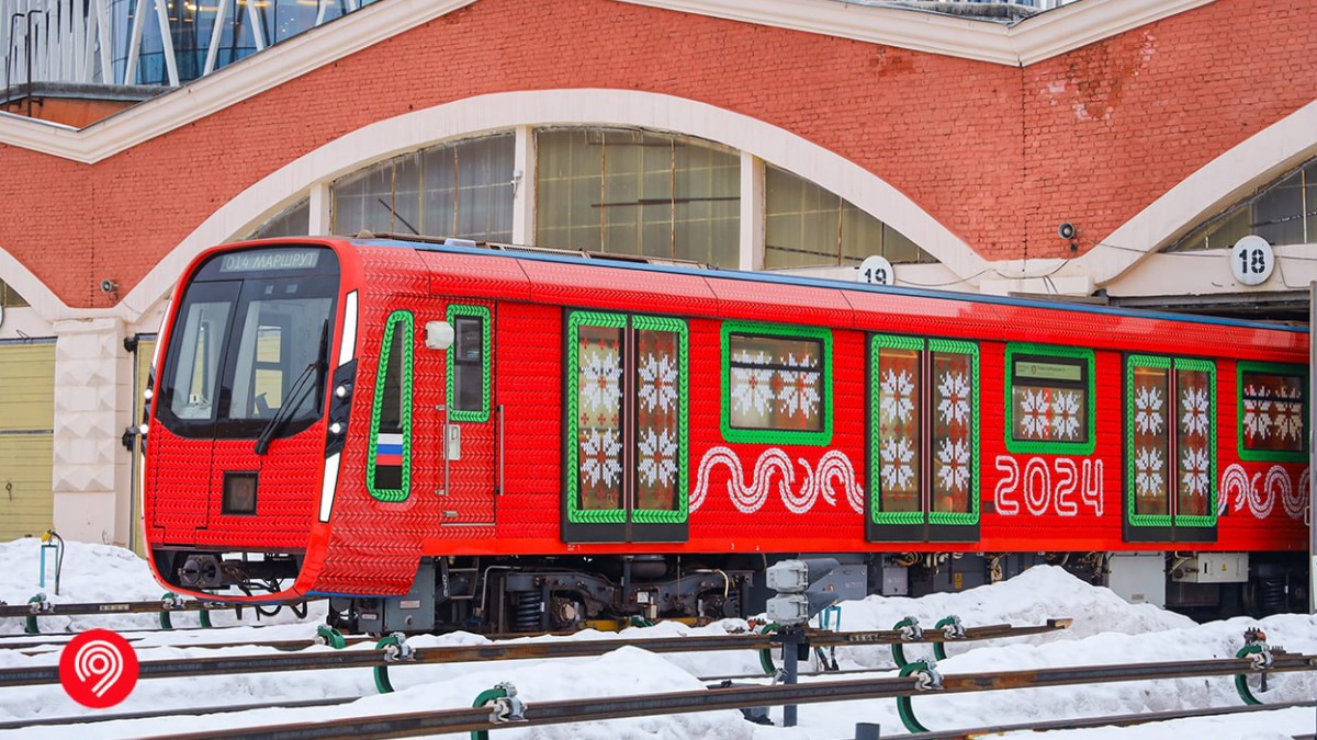 Новогодний «вязаный» поезд начал курсировать по Кольцевой линии метро