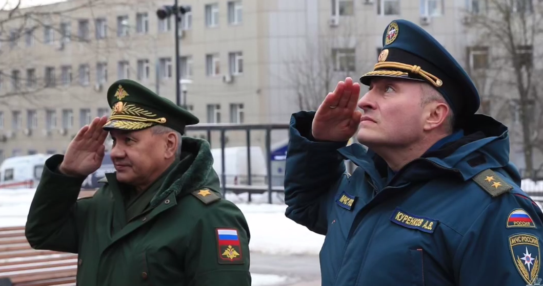 Куренков и Шойгу возложили цветы к комплексу памятников пожарным и спасателям