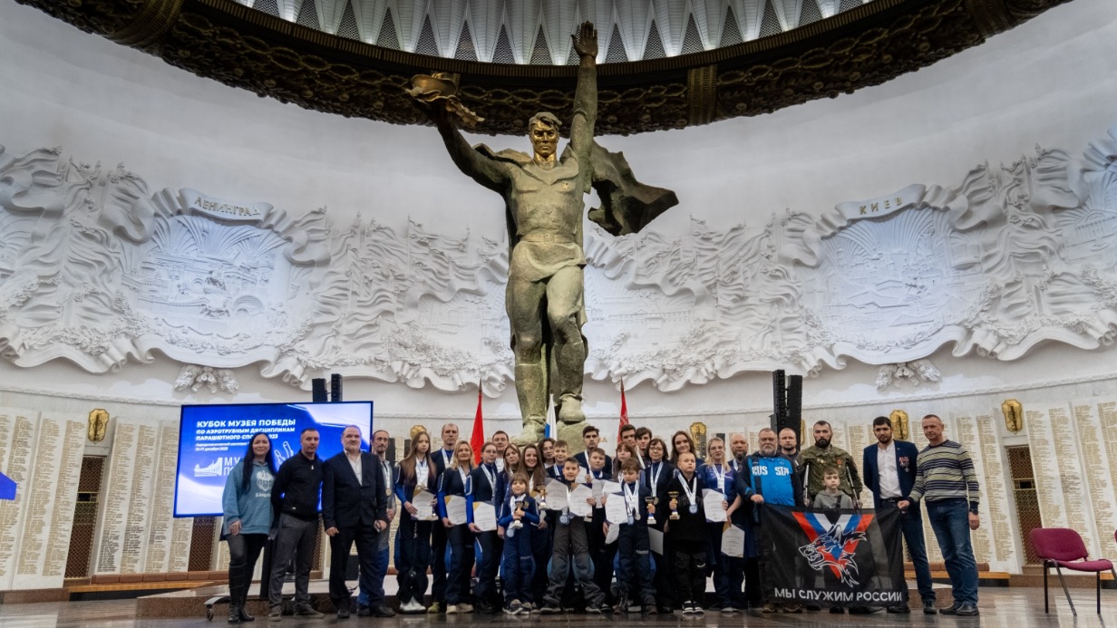 Лучших парашютистов наградили в Музее Победы