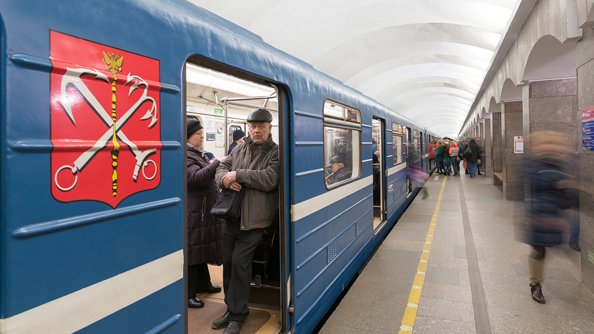 Пассажиров петербургского метро эвакуировали из-за неисправных дверей состава