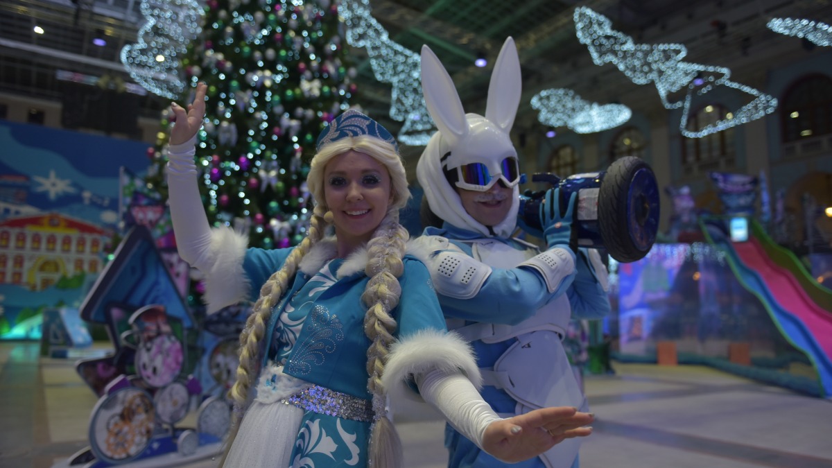 Юлия Жукова в роли Снегурочки и Илья Викторов в образе Килорка поздравляют с Новым годом